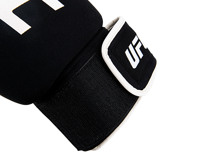 UFC Перчатки для бокса и ММА черные/белые - REG